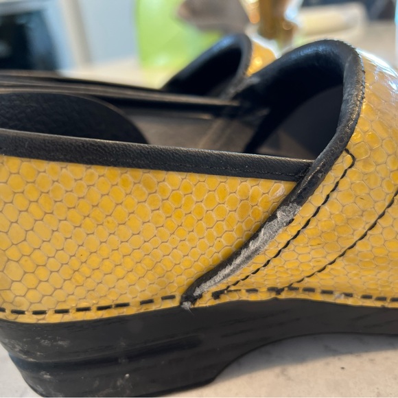 Dansko professional patent yellow snakeskin clogs size 40 - Picture 4 of 10